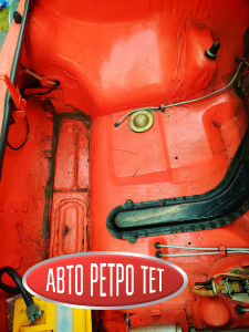  avtoretrotet. ru  Запорожец, который уже в какой раз отказывается погибать. Это автомобиль с минимальным пробегом всего в 7 тысяч километров. Владел им крайне практичный человек, который выезжал редко, но скрупулезно фиксировал буквально каждый пройденный метр и километр в своем блокноте. Дневник уцелел, и в нем отражена вся история поездок вплоть до того, сколько граммов бензина было израсходовано, на какой АЗС и по какой стоимости производилась заправка. Там же отмечены скорость движения, личные впечатления от дороги, а обслуживание описывалось фразами вроде: «пришел в гараж, поприветствовал машину, повернул трамблер на пару градусов и отправился в Таллин». Любые манипуляции с техникой задокументированы в мельчайших деталях. За свою историю автомобиль успел побывать в Финляндии, Таллине и Риге, а в окрестностях СПб курсировал по направлениям Тосно, Гатчина, Сестрорецк — выезжал редко, но исключительно по проверенным маршрутам. В данный момент машина юридически проблемная для оформления (не подлежит учету), и у нас были на нее определенные планы, однако обстоятельства вынудили их скорректировать. Если оценивать исключительно внешнее состояние кузова, то оно не безупречно: присутствуют мелкие вмятины, царапины и следы локальных подкрасов, дедовские тычки но все это ограничивается в основном навесными деталями. Сам же скелет кузова и силовые элементы сохранились в идеальном состоянии. Для постройки проекта — это отличный исходник, а если восстанавливать автомобиль целиком, то прийти к отличному результату можно в кратчайшие сроки. Сейчас облик машины уже претерпел изменения, поскольку изначально мы планировали пустить ее в разбор после того как планы были разрушены в связи с произошедшим , а снятые редкие комплектующие распродать по достойной цене. Это не банальная распродажа  б/у деталей которые своё отъездили, Спрос после публикации на личной странице оказался просто колоссальным, машину буквально начали заведомо разбирать по частям, но мы вовремя остановились. Стало реально жалко кузов: если с него демонтировать  абсолютно все, сам кузов ридется сдать в металлолом, а пока он в сборе — у него есть шанс на спасение. Хранить голый кузов у нас нет возможности, поэтому с автомобиля успели снять лишь бампера (заменив их на другие), новые колеса в сборе, капот, главный цилиндр сцепления, оригинальные коврики в идеальном состоянии и руль. При этом взамен были установлены другие детали: покупатель привез свои запчасти, чтобы машина не оставалась полуразобранной, и на этом процесс консервации прекратился. При всем этом практически каждый узел уже забронирован клиентами, которые ждут лишь окончательного решения о полном разборе.решение за нами, предоплат и тд никто не брал за ранее, Двигатель, коробку передач и элементы тормозной системы готовы забрать незамедлительно для установки в готовый проект, но мы временно остановили этот процесс. Нам этот автомобиль обошелся очень дорого , особенно с учетом нюансов по документам, однако человек, для которого планировалась реставрация, мог уладить вопрос с оформлением буквально одним телефонным звонком. Были определены сроки, имелось четкое видение финального результата, и мы гарантированно пришли бы к нему, ведь это далеко не первый наш серьезный проект, когда даже из безнадежного исходника создавался автомобиль достойного уровня. К сожалению, будущего владельца резко не стало в прямом смысле , и машина осталась стоять на парковке. Изначально автомобиль прибыл своим ходом с места своего прежнего хранения, преодолев 240 км: за ним приехали, выкатили из бокса и сразу отправились в путь. Теперь же перемещать только на эвакуаторе . Повторимся, это отличная база под проект.не готовая конфетка,это мужская игрушка конструктор для состоявшихся,Знающие люди понимают, что ключевое в любой машине, а особенно в «Запорожце» — это состояние кузова. Найти новое кузовное железо (двери или капот на 968М), чтобы избежать сложного ремонта после ДТП и тд , на рынке еще можно, но воссоздать заводскую целостность силового каркаса, арок, порогов, днища, лонжеронов и ниш уже невозможно. Поэтому при наличии правильного подхода можно построить отличный автомобиль под имеющиеся у вас документы. Мы видим три сценария развития событий: 1Появляется покупатель, которому необходим именно кузов: в этом случае мы даем зеленый свет, разбираем машину, а кузов обретает новую жизнь. 2Автомобиль выкупается целиком в его текущем состоянии, но стоимость будет полностью соответствовать сегодняшним реалиям. Собрать аналогичный силовой агрегат из новых оригинальных запчастей с оплатой работы мастера сейчас обходится в солидную сумму. Разговоры о моторах с Авито за 20–30 тысяч рублей мы сразу исключаем, учитывая, что только комплект поршневой группы сегодня стоит порядка 25–30 тысяч, и уж как не нам знать сколько выходит весь мотор не говоря уже о сотне сопутствующих мелочей. Те кто думает что купив кота в мешке по цене 15 литров хорошего моторного масла можно будет кататься и наслаждаться вы правы но недалеко от дома со всеми вытекающими эксплуатационными моментами. Сейчас даже те расходники на Двс которые мы не брали на реализацию от поставщиков потому что знали что это просто не стрелянная дичь всю выкупили и реализовали коллеги а тот кто потом это будет собирать будет стонать или закроет глаза если делает не для себя и поставит как есть, какие там тепловые зазоры какие раковины, они то много где присутствуют но не размером с рубль,поршни которые клинят в горшке потому что поршневая киборг горшки одной группы поршни другой но краской точки нанесли одним цветом, в коробку складывая поршень вколотили без колец и оно стало комплектом  а потом при сборке сделаешь замеры и начнется подгонка подборка из 3 комплектов 1 . И все это ляжет на того кто будет собирать но не забываем что поршневая это только 10%  не разбираясь в нюансах всего остального можно так это все усложнить и затянуть по срокам + ещё неизвестный результат на выходе который может все обнулить, а мастер отдает готовый результат который уже поехал и он зная нюансы сразу скажет что годится а что нет, поэтому человек изначально покупает опыт в обме н на своё жизненое время чтоб потом продать вам услугу чтоб вы сохранили уже своё жизненое время нервы и дополнительные финансы на случай если вдруг Вера в себя окажется сильней чем реальное положение дел .  И так не только с мотором а со всеми узлами и агрегатами. 3 Мы берем на себя обязательства и собираем под вас великолепный проект на долгосрочную перспективу с готовностью к летнему сезону. Каким бы невзрачным автомобиль ни выглядел сейчас, на выходе получится эстетичная и полностью исправная машина. Единственное условие — работы ведутся под ваши документы или под ваш донорский автомобиль на учете . У многих владельцев кузова уже состоят из латок и шпатлевки, требуя ежегодных вложений на устранение новых очагов коррозии, и наш вариант — прекрасная возможность радикально решить эту проблему. В настоящее время машина временно выполняет роль бокса для хранения инструментов. ну а Если вопрос с сохранением кузова так и не решится, мы найдем ему применение — вплоть до создания арт-объекта . Главная задача была чтоб он ещё пожил именно кузов за все остальные комплектующие а особенно их реализацию вопросов нет, такой донор это как чудо даже с точки зрения для своей основной машины когда ты знаешь что абсолютно все чтобы не произошло можно сразу переставить на свою основную и без потерь опять наслаждаться Запорожцем, а не что-то убитое ещё раз перебирать если в наличии нет абсолютно нового, да да именно наслаждаться потому что новый Запорожец это сказка мы это почувствовали что на своем красном что на зелёном на них хоть в кругосветку без страха.  текстолитовая ,#Запорожец  #толкатели клапанов , #штанги , масляный насос , #головки цилиндров , #приводы трамблера ,#клапана впускные , #клапана выпускные , #ремнабор двигателя , #пружины клапанов . Для ремонта тормозов тормозные цилиндры #запорожец 965,966,968,968м, # главный #тормозной цилиндр , #рабочие тормозные цилиндры , #цилиндр сцепления главный , #цилиндр сцепления рабочий  #тормозные шланги запорожец передние , #тормозные шланги запорожец задние , #колодки тормозные #запорожец 965,966,968,968м. Для рулевого управления запорожец в наличии #амортизатор передний  #запорожец #965,966,978,968м , амортизатор задний , #рулевые пальцы запорожец 965,966,968,968м , #шаровые пальцы запорожец , рулевые #наконечники запорожец , пыльники рулевые , #пыльники шаровые , #пыльники балки торсионов , #рулевой маятник запорожец #965,966,968м , пружины передние , пружины задние , #вкладыши шаровых пальцев #запорожец# 965,966,968,968м , рулевые пальцы , отбойники , сайлентблоки задних рычагов , торсионы . Оптика запорожец 965,966,968,968м , подфарники запорожец , фары запорожец , стопы запорожец , повороты запорожец , повторители запорожец , подсветка номерного знака запорожец . Электрооборудование запорожец 965,966,968,968м Генератор запорожец , стартер запорожец , #трамблер запорожец , катушка запорожец , высоковольтные  провода запорожец , реле зарядки запорожец , реле блокировки запорожец , #реле стартера запорожец , бесконтактное зажигание запорожец , #свечи запорожец , #дворники запорожец , #реле поворотов запорожец , #аварийка запорожец , подрулевой #переключатель запорожец , #реле печки запорожец , #Кузовные элементы запорожец 965,966,968,968м крылья запорожец , #передняя панель запорожец , задняя панель запорожец , #капот запорожец , #багажник запорожец . Хром запорожец 965, 966, 968 , 968 м  хром ободки передних фар , #хром зеркала запорожец ,# хром бампер запорожец , #хром уши запорожец , хром дворники запорожец . #Диски запорожец , #резина запорожец , #уплотнитель лобового стекла запорожец , #уплотнитель боковых стекол запорожец , #уплотнитель дверного проема запорожец , #уплотнитель дверей запорожец , торпеда #запорожец , #пепельница запорожец , #руль запорожец , часы салона запорожец , #щиток приборов запорожец , д#верные карты запорожец , #дверные ручки запорожец , #педали запорожец , #трос газа запорожец , #трос подсоса запорожец , #трос ручника запорожец , #трос сцепления запорожец , #насос печки запорожец , #карбюратор печки запорожец , печка запорожец , тормозные #барабаны запорожец , #поворотные кулаки запорожец , подшипники запорожец , #подкрылки запорожец , #глушитель #запорожец , коллектор запорожец , шпильки запорожец ,# колпаки запорожец , #сальники запорожец , сиденья запорожец , крестовины #запорожец , полуоси запорожец , #сухари запорожец , коробка передач запорожец , #траверса запорожец , #трос спидометра #запорожец , #привод спидометра запорожец , #синхронизаторы запорожец , #главная пара запорожец , #сигнал запорожец , замок #зажигания запорожец , #ключи запорожец , замок двери запорожец , #дверная ручка запорожец ,коммутатор запорожец , #хлебница запорожец , #насвечники запорожец , #бензобак запорожец , #топливозаборник запорожец , #клыки запорожец , ручка кпп запорожец , #кулиса запорожец привод трамблера запорожец , #маховик запорожец , #центрифуга запорожец , #масляный радиатор запорожец , #опора запорожец , #поддон запорожец , масло #запорожец обдувы запорожец , #бегунок запорожец , #переходник запорожец , мотор ваз запорожец , #клапанные крышки запорожец , #коромысла запорожец , #датчик температуры запорожец , #датчик давления запорожец , #гук запорожец , #рулевой редуктор запорожец , #рулевой редуктор луаз , маятник запорожец , маятник луаз , #сошка рулевая запорожец , #стопора запорожец , тяга запорожец , #балка запорожец , #металлокерамические втулки запорожец , диск сцепления запорожец , #корзина запорожец , #выжимной подшипник запорожец , #первичный вал запорожец , #сальник первичного вала запорожец ,   #брызговики запорожец , #обшивка запорожец , бархотка запорожец , червяк запорожец ,# ролик запорожец , щетки стартера запорожец ,# бендекс запорожец , ротор запорожец , статор запорожец , #вентилятор запорожец  , #эластичная муфта запорожец , #траверса запорожец , #гайки хром запорожец , #коврики запорожец 