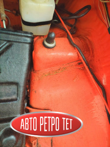  avtoretrotet. ru  Запорожец, который уже в какой раз отказывается погибать. Это автомобиль с минимальным пробегом всего в 7 тысяч километров. Владел им крайне практичный человек, который выезжал редко, но скрупулезно фиксировал буквально каждый пройденный метр и километр в своем блокноте. Дневник уцелел, и в нем отражена вся история поездок вплоть до того, сколько граммов бензина было израсходовано, на какой АЗС и по какой стоимости производилась заправка. Там же отмечены скорость движения, личные впечатления от дороги, а обслуживание описывалось фразами вроде: «пришел в гараж, поприветствовал машину, повернул трамблер на пару градусов и отправился в Таллин». Любые манипуляции с техникой задокументированы в мельчайших деталях. За свою историю автомобиль успел побывать в Финляндии, Таллине и Риге, а в окрестностях СПб курсировал по направлениям Тосно, Гатчина, Сестрорецк — выезжал редко, но исключительно по проверенным маршрутам. В данный момент машина юридически проблемная для оформления (не подлежит учету), и у нас были на нее определенные планы, однако обстоятельства вынудили их скорректировать. Если оценивать исключительно внешнее состояние кузова, то оно не безупречно: присутствуют мелкие вмятины, царапины и следы локальных подкрасов, дедовские тычки но все это ограничивается в основном навесными деталями. Сам же скелет кузова и силовые элементы сохранились в идеальном состоянии. Для постройки проекта — это отличный исходник, а если восстанавливать автомобиль целиком, то прийти к отличному результату можно в кратчайшие сроки. Сейчас облик машины уже претерпел изменения, поскольку изначально мы планировали пустить ее в разбор после того как планы были разрушены в связи с произошедшим , а снятые редкие комплектующие распродать по достойной цене. Это не банальная распродажа  б/у деталей которые своё отъездили, Спрос после публикации на личной странице оказался просто колоссальным, машину буквально начали заведомо разбирать по частям, но мы вовремя остановились. Стало реально жалко кузов: если с него демонтировать  абсолютно все, сам кузов ридется сдать в металлолом, а пока он в сборе — у него есть шанс на спасение. Хранить голый кузов у нас нет возможности, поэтому с автомобиля успели снять лишь бампера (заменив их на другие), новые колеса в сборе, капот, главный цилиндр сцепления, оригинальные коврики в идеальном состоянии и руль. При этом взамен были установлены другие детали: покупатель привез свои запчасти, чтобы машина не оставалась полуразобранной, и на этом процесс консервации прекратился. При всем этом практически каждый узел уже забронирован клиентами, которые ждут лишь окончательного решения о полном разборе.решение за нами, предоплат и тд никто не брал за ранее, Двигатель, коробку передач и элементы тормозной системы готовы забрать незамедлительно для установки в готовый проект, но мы временно остановили этот процесс. Нам этот автомобиль обошелся очень дорого , особенно с учетом нюансов по документам, однако человек, для которого планировалась реставрация, мог уладить вопрос с оформлением буквально одним телефонным звонком. Были определены сроки, имелось четкое видение финального результата, и мы гарантированно пришли бы к нему, ведь это далеко не первый наш серьезный проект, когда даже из безнадежного исходника создавался автомобиль достойного уровня. К сожалению, будущего владельца резко не стало в прямом смысле , и машина осталась стоять на парковке. Изначально автомобиль прибыл своим ходом с места своего прежнего хранения, преодолев 240 км: за ним приехали, выкатили из бокса и сразу отправились в путь. Теперь же перемещать только на эвакуаторе . Повторимся, это отличная база под проект.не готовая конфетка,это мужская игрушка конструктор для состоявшихся,Знающие люди понимают, что ключевое в любой машине, а особенно в «Запорожце» — это состояние кузова. Найти новое кузовное железо (двери или капот на 968М), чтобы избежать сложного ремонта после ДТП и тд , на рынке еще можно, но воссоздать заводскую целостность силового каркаса, арок, порогов, днища, лонжеронов и ниш уже невозможно. Поэтому при наличии правильного подхода можно построить отличный автомобиль под имеющиеся у вас документы. Мы видим три сценария развития событий: 1Появляется покупатель, которому необходим именно кузов: в этом случае мы даем зеленый свет, разбираем машину, а кузов обретает новую жизнь. 2Автомобиль выкупается целиком в его текущем состоянии, но стоимость будет полностью соответствовать сегодняшним реалиям. Собрать аналогичный силовой агрегат из новых оригинальных запчастей с оплатой работы мастера сейчас обходится в солидную сумму. Разговоры о моторах с Авито за 20–30 тысяч рублей мы сразу исключаем, учитывая, что только комплект поршневой группы сегодня стоит порядка 25–30 тысяч, и уж как не нам знать сколько выходит весь мотор не говоря уже о сотне сопутствующих мелочей. Те кто думает что купив кота в мешке по цене 15 литров хорошего моторного масла можно будет кататься и наслаждаться вы правы но недалеко от дома со всеми вытекающими эксплуатационными моментами. Сейчас даже те расходники на Двс которые мы не брали на реализацию от поставщиков потому что знали что это просто не стрелянная дичь всю выкупили и реализовали коллеги а тот кто потом это будет собирать будет стонать или закроет глаза если делает не для себя и поставит как есть, какие там тепловые зазоры какие раковины, они то много где присутствуют но не размером с рубль,поршни которые клинят в горшке потому что поршневая киборг горшки одной группы поршни другой но краской точки нанесли одним цветом, в коробку складывая поршень вколотили без колец и оно стало комплектом  а потом при сборке сделаешь замеры и начнется подгонка подборка из 3 комплектов 1 . И все это ляжет на того кто будет собирать но не забываем что поршневая это только 10%  не разбираясь в нюансах всего остального можно так это все усложнить и затянуть по срокам + ещё неизвестный результат на выходе который может все обнулить, а мастер отдает готовый результат который уже поехал и он зная нюансы сразу скажет что годится а что нет, поэтому человек изначально покупает опыт в обме н на своё жизненое время чтоб потом продать вам услугу чтоб вы сохранили уже своё жизненое время нервы и дополнительные финансы на случай если вдруг Вера в себя окажется сильней чем реальное положение дел .  И так не только с мотором а со всеми узлами и агрегатами. 3 Мы берем на себя обязательства и собираем под вас великолепный проект на долгосрочную перспективу с готовностью к летнему сезону. Каким бы невзрачным автомобиль ни выглядел сейчас, на выходе получится эстетичная и полностью исправная машина. Единственное условие — работы ведутся под ваши документы или под ваш донорский автомобиль на учете . У многих владельцев кузова уже состоят из латок и шпатлевки, требуя ежегодных вложений на устранение новых очагов коррозии, и наш вариант — прекрасная возможность радикально решить эту проблему. В настоящее время машина временно выполняет роль бокса для хранения инструментов. ну а Если вопрос с сохранением кузова так и не решится, мы найдем ему применение — вплоть до создания арт-объекта . Главная задача была чтоб он ещё пожил именно кузов за все остальные комплектующие а особенно их реализацию вопросов нет, такой донор это как чудо даже с точки зрения для своей основной машины когда ты знаешь что абсолютно все чтобы не произошло можно сразу переставить на свою основную и без потерь опять наслаждаться Запорожцем, а не что-то убитое ещё раз перебирать если в наличии нет абсолютно нового, да да именно наслаждаться потому что новый Запорожец это сказка мы это почувствовали что на своем красном что на зелёном на них хоть в кругосветку без страха.  текстолитовая ,#Запорожец  #толкатели клапанов , #штанги , масляный насос , #головки цилиндров , #приводы трамблера ,#клапана впускные , #клапана выпускные , #ремнабор двигателя , #пружины клапанов . Для ремонта тормозов тормозные цилиндры #запорожец 965,966,968,968м, # главный #тормозной цилиндр , #рабочие тормозные цилиндры , #цилиндр сцепления главный , #цилиндр сцепления рабочий  #тормозные шланги запорожец передние , #тормозные шланги запорожец задние , #колодки тормозные #запорожец 965,966,968,968м. Для рулевого управления запорожец в наличии #амортизатор передний  #запорожец #965,966,978,968м , амортизатор задний , #рулевые пальцы запорожец 965,966,968,968м , #шаровые пальцы запорожец , рулевые #наконечники запорожец , пыльники рулевые , #пыльники шаровые , #пыльники балки торсионов , #рулевой маятник запорожец #965,966,968м , пружины передние , пружины задние , #вкладыши шаровых пальцев #запорожец# 965,966,968,968м , рулевые пальцы , отбойники , сайлентблоки задних рычагов , торсионы . Оптика запорожец 965,966,968,968м , подфарники запорожец , фары запорожец , стопы запорожец , повороты запорожец , повторители запорожец , подсветка номерного знака запорожец . Электрооборудование запорожец 965,966,968,968м Генератор запорожец , стартер запорожец , #трамблер запорожец , катушка запорожец , высоковольтные  провода запорожец , реле зарядки запорожец , реле блокировки запорожец , #реле стартера запорожец , бесконтактное зажигание запорожец , #свечи запорожец , #дворники запорожец , #реле поворотов запорожец , #аварийка запорожец , подрулевой #переключатель запорожец , #реле печки запорожец , #Кузовные элементы запорожец 965,966,968,968м крылья запорожец , #передняя панель запорожец , задняя панель запорожец , #капот запорожец , #багажник запорожец . Хром запорожец 965, 966, 968 , 968 м  хром ободки передних фар , #хром зеркала запорожец ,# хром бампер запорожец , #хром уши запорожец , хром дворники запорожец . #Диски запорожец , #резина запорожец , #уплотнитель лобового стекла запорожец , #уплотнитель боковых стекол запорожец , #уплотнитель дверного проема запорожец , #уплотнитель дверей запорожец , торпеда #запорожец , #пепельница запорожец , #руль запорожец , часы салона запорожец , #щиток приборов запорожец , д#верные карты запорожец , #дверные ручки запорожец , #педали запорожец , #трос газа запорожец , #трос подсоса запорожец , #трос ручника запорожец , #трос сцепления запорожец , #насос печки запорожец , #карбюратор печки запорожец , печка запорожец , тормозные #барабаны запорожец , #поворотные кулаки запорожец , подшипники запорожец , #подкрылки запорожец , #глушитель #запорожец , коллектор запорожец , шпильки запорожец ,# колпаки запорожец , #сальники запорожец , сиденья запорожец , крестовины #запорожец , полуоси запорожец , #сухари запорожец , коробка передач запорожец , #траверса запорожец , #трос спидометра #запорожец , #привод спидометра запорожец , #синхронизаторы запорожец , #главная пара запорожец , #сигнал запорожец , замок #зажигания запорожец , #ключи запорожец , замок двери запорожец , #дверная ручка запорожец ,коммутатор запорожец , #хлебница запорожец , #насвечники запорожец , #бензобак запорожец , #топливозаборник запорожец , #клыки запорожец , ручка кпп запорожец , #кулиса запорожец привод трамблера запорожец , #маховик запорожец , #центрифуга запорожец , #масляный радиатор запорожец , #опора запорожец , #поддон запорожец , масло #запорожец обдувы запорожец , #бегунок запорожец , #переходник запорожец , мотор ваз запорожец , #клапанные крышки запорожец , #коромысла запорожец , #датчик температуры запорожец , #датчик давления запорожец , #гук запорожец , #рулевой редуктор запорожец , #рулевой редуктор луаз , маятник запорожец , маятник луаз , #сошка рулевая запорожец , #стопора запорожец , тяга запорожец , #балка запорожец , #металлокерамические втулки запорожец , диск сцепления запорожец , #корзина запорожец , #выжимной подшипник запорожец , #первичный вал запорожец , #сальник первичного вала запорожец ,   #брызговики запорожец , #обшивка запорожец , бархотка запорожец , червяк запорожец ,# ролик запорожец , щетки стартера запорожец ,# бендекс запорожец , ротор запорожец , статор запорожец , #вентилятор запорожец  , #эластичная муфта запорожец , #траверса запорожец , #гайки хром запорожец , #коврики запорожец 