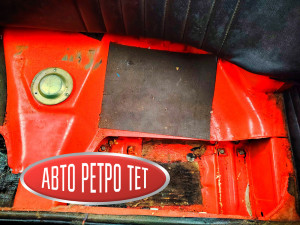  avtoretrotet. ru  Запорожец, который уже в какой раз отказывается погибать. Это автомобиль с минимальным пробегом всего в 7 тысяч километров. Владел им крайне практичный человек, который выезжал редко, но скрупулезно фиксировал буквально каждый пройденный метр и километр в своем блокноте. Дневник уцелел, и в нем отражена вся история поездок вплоть до того, сколько граммов бензина было израсходовано, на какой АЗС и по какой стоимости производилась заправка. Там же отмечены скорость движения, личные впечатления от дороги, а обслуживание описывалось фразами вроде: «пришел в гараж, поприветствовал машину, повернул трамблер на пару градусов и отправился в Таллин». Любые манипуляции с техникой задокументированы в мельчайших деталях. За свою историю автомобиль успел побывать в Финляндии, Таллине и Риге, а в окрестностях СПб курсировал по направлениям Тосно, Гатчина, Сестрорецк — выезжал редко, но исключительно по проверенным маршрутам. В данный момент машина юридически проблемная для оформления (не подлежит учету), и у нас были на нее определенные планы, однако обстоятельства вынудили их скорректировать. Если оценивать исключительно внешнее состояние кузова, то оно не безупречно: присутствуют мелкие вмятины, царапины и следы локальных подкрасов, дедовские тычки но все это ограничивается в основном навесными деталями. Сам же скелет кузова и силовые элементы сохранились в идеальном состоянии. Для постройки проекта — это отличный исходник, а если восстанавливать автомобиль целиком, то прийти к отличному результату можно в кратчайшие сроки. Сейчас облик машины уже претерпел изменения, поскольку изначально мы планировали пустить ее в разбор после того как планы были разрушены в связи с произошедшим , а снятые редкие комплектующие распродать по достойной цене. Это не банальная распродажа  б/у деталей которые своё отъездили, Спрос после публикации на личной странице оказался просто колоссальным, машину буквально начали заведомо разбирать по частям, но мы вовремя остановились. Стало реально жалко кузов: если с него демонтировать  абсолютно все, сам кузов ридется сдать в металлолом, а пока он в сборе — у него есть шанс на спасение. Хранить голый кузов у нас нет возможности, поэтому с автомобиля успели снять лишь бампера (заменив их на другие), новые колеса в сборе, капот, главный цилиндр сцепления, оригинальные коврики в идеальном состоянии и руль. При этом взамен были установлены другие детали: покупатель привез свои запчасти, чтобы машина не оставалась полуразобранной, и на этом процесс консервации прекратился. При всем этом практически каждый узел уже забронирован клиентами, которые ждут лишь окончательного решения о полном разборе.решение за нами, предоплат и тд никто не брал за ранее, Двигатель, коробку передач и элементы тормозной системы готовы забрать незамедлительно для установки в готовый проект, но мы временно остановили этот процесс. Нам этот автомобиль обошелся очень дорого , особенно с учетом нюансов по документам, однако человек, для которого планировалась реставрация, мог уладить вопрос с оформлением буквально одним телефонным звонком. Были определены сроки, имелось четкое видение финального результата, и мы гарантированно пришли бы к нему, ведь это далеко не первый наш серьезный проект, когда даже из безнадежного исходника создавался автомобиль достойного уровня. К сожалению, будущего владельца резко не стало в прямом смысле , и машина осталась стоять на парковке. Изначально автомобиль прибыл своим ходом с места своего прежнего хранения, преодолев 240 км: за ним приехали, выкатили из бокса и сразу отправились в путь. Теперь же перемещать только на эвакуаторе . Повторимся, это отличная база под проект.не готовая конфетка,это мужская игрушка конструктор для состоявшихся,Знающие люди понимают, что ключевое в любой машине, а особенно в «Запорожце» — это состояние кузова. Найти новое кузовное железо (двери или капот на 968М), чтобы избежать сложного ремонта после ДТП и тд , на рынке еще можно, но воссоздать заводскую целостность силового каркаса, арок, порогов, днища, лонжеронов и ниш уже невозможно. Поэтому при наличии правильного подхода можно построить отличный автомобиль под имеющиеся у вас документы. Мы видим три сценария развития событий: 1Появляется покупатель, которому необходим именно кузов: в этом случае мы даем зеленый свет, разбираем машину, а кузов обретает новую жизнь. 2Автомобиль выкупается целиком в его текущем состоянии, но стоимость будет полностью соответствовать сегодняшним реалиям. Собрать аналогичный силовой агрегат из новых оригинальных запчастей с оплатой работы мастера сейчас обходится в солидную сумму. Разговоры о моторах с Авито за 20–30 тысяч рублей мы сразу исключаем, учитывая, что только комплект поршневой группы сегодня стоит порядка 25–30 тысяч, и уж как не нам знать сколько выходит весь мотор не говоря уже о сотне сопутствующих мелочей. Те кто думает что купив кота в мешке по цене 15 литров хорошего моторного масла можно будет кататься и наслаждаться вы правы но недалеко от дома со всеми вытекающими эксплуатационными моментами. Сейчас даже те расходники на Двс которые мы не брали на реализацию от поставщиков потому что знали что это просто не стрелянная дичь всю выкупили и реализовали коллеги а тот кто потом это будет собирать будет стонать или закроет глаза если делает не для себя и поставит как есть, какие там тепловые зазоры какие раковины, они то много где присутствуют но не размером с рубль,поршни которые клинят в горшке потому что поршневая киборг горшки одной группы поршни другой но краской точки нанесли одним цветом, в коробку складывая поршень вколотили без колец и оно стало комплектом  а потом при сборке сделаешь замеры и начнется подгонка подборка из 3 комплектов 1 . И все это ляжет на того кто будет собирать но не забываем что поршневая это только 10%  не разбираясь в нюансах всего остального можно так это все усложнить и затянуть по срокам + ещё неизвестный результат на выходе который может все обнулить, а мастер отдает готовый результат который уже поехал и он зная нюансы сразу скажет что годится а что нет, поэтому человек изначально покупает опыт в обме н на своё жизненое время чтоб потом продать вам услугу чтоб вы сохранили уже своё жизненое время нервы и дополнительные финансы на случай если вдруг Вера в себя окажется сильней чем реальное положение дел .  И так не только с мотором а со всеми узлами и агрегатами. 3 Мы берем на себя обязательства и собираем под вас великолепный проект на долгосрочную перспективу с готовностью к летнему сезону. Каким бы невзрачным автомобиль ни выглядел сейчас, на выходе получится эстетичная и полностью исправная машина. Единственное условие — работы ведутся под ваши документы или под ваш донорский автомобиль на учете . У многих владельцев кузова уже состоят из латок и шпатлевки, требуя ежегодных вложений на устранение новых очагов коррозии, и наш вариант — прекрасная возможность радикально решить эту проблему. В настоящее время машина временно выполняет роль бокса для хранения инструментов. ну а Если вопрос с сохранением кузова так и не решится, мы найдем ему применение — вплоть до создания арт-объекта . Главная задача была чтоб он ещё пожил именно кузов за все остальные комплектующие а особенно их реализацию вопросов нет, такой донор это как чудо даже с точки зрения для своей основной машины когда ты знаешь что абсолютно все чтобы не произошло можно сразу переставить на свою основную и без потерь опять наслаждаться Запорожцем, а не что-то убитое ещё раз перебирать если в наличии нет абсолютно нового, да да именно наслаждаться потому что новый Запорожец это сказка мы это почувствовали что на своем красном что на зелёном на них хоть в кругосветку без страха.  текстолитовая ,#Запорожец  #толкатели клапанов , #штанги , масляный насос , #головки цилиндров , #приводы трамблера ,#клапана впускные , #клапана выпускные , #ремнабор двигателя , #пружины клапанов . Для ремонта тормозов тормозные цилиндры #запорожец 965,966,968,968м, # главный #тормозной цилиндр , #рабочие тормозные цилиндры , #цилиндр сцепления главный , #цилиндр сцепления рабочий  #тормозные шланги запорожец передние , #тормозные шланги запорожец задние , #колодки тормозные #запорожец 965,966,968,968м. Для рулевого управления запорожец в наличии #амортизатор передний  #запорожец #965,966,978,968м , амортизатор задний , #рулевые пальцы запорожец 965,966,968,968м , #шаровые пальцы запорожец , рулевые #наконечники запорожец , пыльники рулевые , #пыльники шаровые , #пыльники балки торсионов , #рулевой маятник запорожец #965,966,968м , пружины передние , пружины задние , #вкладыши шаровых пальцев #запорожец# 965,966,968,968м , рулевые пальцы , отбойники , сайлентблоки задних рычагов , торсионы . Оптика запорожец 965,966,968,968м , подфарники запорожец , фары запорожец , стопы запорожец , повороты запорожец , повторители запорожец , подсветка номерного знака запорожец . Электрооборудование запорожец 965,966,968,968м Генератор запорожец , стартер запорожец , #трамблер запорожец , катушка запорожец , высоковольтные  провода запорожец , реле зарядки запорожец , реле блокировки запорожец , #реле стартера запорожец , бесконтактное зажигание запорожец , #свечи запорожец , #дворники запорожец , #реле поворотов запорожец , #аварийка запорожец , подрулевой #переключатель запорожец , #реле печки запорожец , #Кузовные элементы запорожец 965,966,968,968м крылья запорожец , #передняя панель запорожец , задняя панель запорожец , #капот запорожец , #багажник запорожец . Хром запорожец 965, 966, 968 , 968 м  хром ободки передних фар , #хром зеркала запорожец ,# хром бампер запорожец , #хром уши запорожец , хром дворники запорожец . #Диски запорожец , #резина запорожец , #уплотнитель лобового стекла запорожец , #уплотнитель боковых стекол запорожец , #уплотнитель дверного проема запорожец , #уплотнитель дверей запорожец , торпеда #запорожец , #пепельница запорожец , #руль запорожец , часы салона запорожец , #щиток приборов запорожец , д#верные карты запорожец , #дверные ручки запорожец , #педали запорожец , #трос газа запорожец , #трос подсоса запорожец , #трос ручника запорожец , #трос сцепления запорожец , #насос печки запорожец , #карбюратор печки запорожец , печка запорожец , тормозные #барабаны запорожец , #поворотные кулаки запорожец , подшипники запорожец , #подкрылки запорожец , #глушитель #запорожец , коллектор запорожец , шпильки запорожец ,# колпаки запорожец , #сальники запорожец , сиденья запорожец , крестовины #запорожец , полуоси запорожец , #сухари запорожец , коробка передач запорожец , #траверса запорожец , #трос спидометра #запорожец , #привод спидометра запорожец , #синхронизаторы запорожец , #главная пара запорожец , #сигнал запорожец , замок #зажигания запорожец , #ключи запорожец , замок двери запорожец , #дверная ручка запорожец ,коммутатор запорожец , #хлебница запорожец , #насвечники запорожец , #бензобак запорожец , #топливозаборник запорожец , #клыки запорожец , ручка кпп запорожец , #кулиса запорожец привод трамблера запорожец , #маховик запорожец , #центрифуга запорожец , #масляный радиатор запорожец , #опора запорожец , #поддон запорожец , масло #запорожец обдувы запорожец , #бегунок запорожец , #переходник запорожец , мотор ваз запорожец , #клапанные крышки запорожец , #коромысла запорожец , #датчик температуры запорожец , #датчик давления запорожец , #гук запорожец , #рулевой редуктор запорожец , #рулевой редуктор луаз , маятник запорожец , маятник луаз , #сошка рулевая запорожец , #стопора запорожец , тяга запорожец , #балка запорожец , #металлокерамические втулки запорожец , диск сцепления запорожец , #корзина запорожец , #выжимной подшипник запорожец , #первичный вал запорожец , #сальник первичного вала запорожец ,   #брызговики запорожец , #обшивка запорожец , бархотка запорожец , червяк запорожец ,# ролик запорожец , щетки стартера запорожец ,# бендекс запорожец , ротор запорожец , статор запорожец , #вентилятор запорожец  , #эластичная муфта запорожец , #траверса запорожец , #гайки хром запорожец , #коврики запорожец 