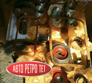  avtoretrotet.ru Интернет Магазин Запчастей на Запорожец  ,а также полный спектр обслуживания и Реставрации Запорожцев. Ремонт Двигателя «Запорожца»: советы от продавца запчастей» Привет, друзья! Я — продавец автозапчастей, и за годы работы столько раз слышал: «А есть что-то на движок Запорожца?» — что уже наизусть знаю, где у этого мотора слабые места и какие запчасти чаще всего спасают ситуацию. Сегодня расскажу про ремонт двигателя ЗАЗ (в первую очередь речь про моторы семейства МеМЗ-968 с воздушным охлаждением) — и сразу подскажу, что лучше иметь под рукой.  Почему этот мотор особенный Двигатель у «Запорожца» не такой, как у большинства советских легковушек: это V4 воздушного охлаждения, и у него своя специфика. Тепло отводится не антифризом, а потоком воздуха, поэтому любые перекосы кожухов, трещины на дефлекторах или забитые рёбра цилиндров сразу бьют по температуре. Отсюда и частые проблемы: перегрев, детонация, ускоренный износ поршневой. Как продавец скажу честно: именно из‑за этой конструкции многие запчасти «ходят» меньше, чем на водяном моторе, и к ремонту лучше готовиться заранее.  Частые неисправности и что брать из запчастей Потеря компрессии и повышенный расход масла. Классика для старых моторов: кольца залегают или изнашиваются, появляются задиры на гильзах. Что пригодится: комплект поршневых колец ,прокладки, герметик для поддона. Чаще всего  берут новую поршневую  , но найти качественный комплект все сложнее.  Проблемы с распредвалом и приводом ГРМ. На этих моторах стоит текстолитовая шестерня распредвала — она со временем изнашивается, зубья «слизываются», появляются стуки и перебои в работе. Что пригодится: текстолитовая шестерня распредвала (или чугунный аналог, если  готовы к чуть большему шуму.  Течи масла и проблемы с сальниками. Из‑за  возраста и современного масла сальники текут, а масло попадает на горячие рёбра и сгорает — в салоне появляется запах, наростает маслянная шуба  Что пригодится: передний и задний сальники коленвала, прокладки поддона и клапанной крышки, герметик. Лучше полный ремнабор Двигателя в который входит все Рти. Неполадки системы охлаждения. Дефлекторы, кожухи и воздуховоды у ЗАЗ-968 нередко ломаются или теряют геометрию. Но в основном они полностью отсутствуют, В результате поток воздуха идёт мимо рёбер цилиндров — и мотор греется. Либо маслом и грязью забит маслянный Радиатор а вместе с ним ребра цилиндров тоже заросли Толстой шубой грязи и масла и не отводят тепло.  Что пригодится: дефлекторы и кожухи с исправными термостатами .  Карбюратор и топливная система. Карбюраторы К-127, К-133 и их модификации капризны к чистоте и регулировкам. Грязь, износ игл и диафрагм приводят к перебоям. Что пригодится: ремкомплект карбюратора (диафрагмы, иглы, прокладки), топливный фильтр, шланги.  Этапы ремонта: как не потерять деньги на запчастях Диагностика. Сначала замерьте компрессию по цилиндрам и послушайте стуки. Если компрессия низкая — сразу готовьтесь к замене колец или даже гильз. Если слышите характерный треск/стук спереди — проверяйте шестерню распредвала. Разборка и мойка. Не экономьте на очистке: нагар и старая смазка скрывают трещины и износ. Часто после мойки выясняется, что блок или головки требуют ремонта ,  Дефектовка. Это самый важный этап для качественного ремонта.Выпишите все изношенные детали: шейки коленвала, втулки, направляющие клапанов, резьбовые соединения. Мы всегда   подскажем аналоги и варианты по цене. Подбор запчастей. Берите комплектно  то что возможно: кольца, прокладки, сальники. Так меньше шансов, что одна деталь окажется «слабым звеном». Сборка и регулировка. Особое внимание — моментам затяжки и герметизации. У моторов с воздушным охлаждением тепловые зазоры в кольцах, момент затяжки ГБЦ, коленвала, опор и так далее играют ключевую роль которая может свести на нет весь ремонт.  